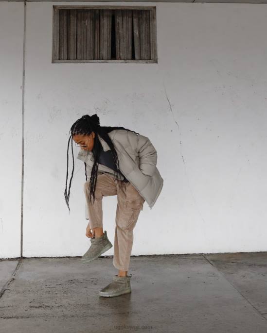 كلاسيك مونوغرام الترا ميني زيتون محترق نحيف UGG 08HB2137